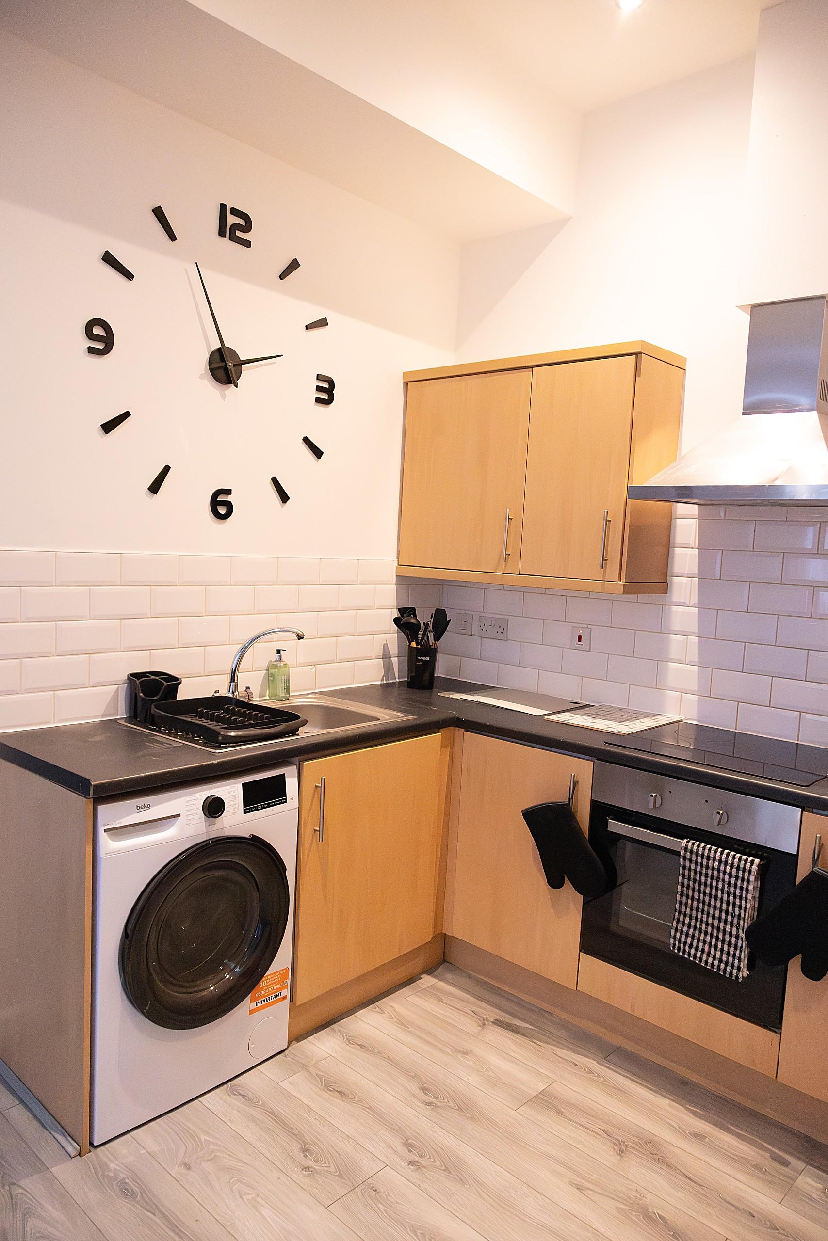3-Bed Anfield | Private Parking | Sleeps 104