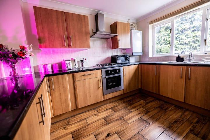 3 bedrooms house-sofabed-bbqstov-freeparking-gardn