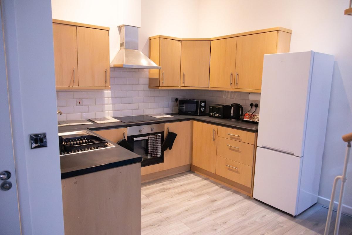 3-Bed Anfield | Private Parking | Sleeps 76