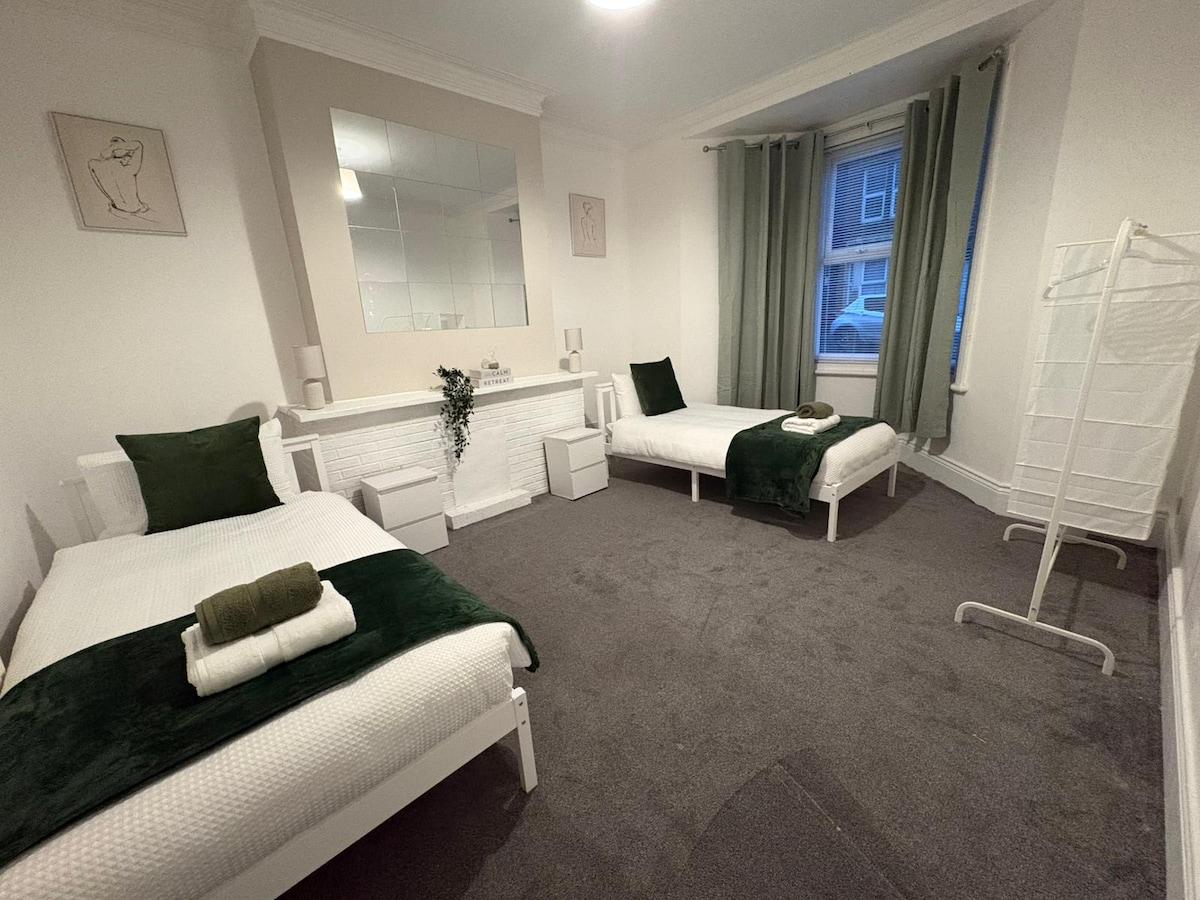 2BR Flat | Parking | Wi-Fi | Near metro Centre2